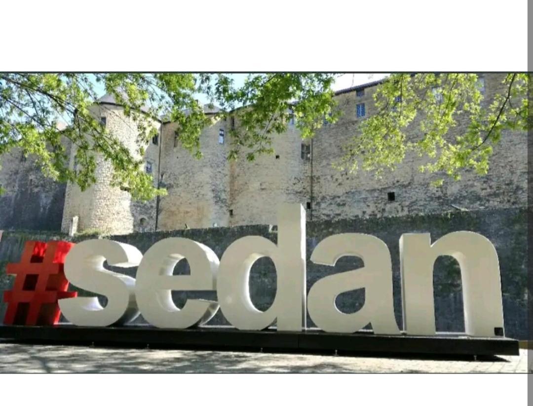 Ferienwohnung Charmant Duplex Dans Le Centre Historique De Sedan Exterior foto
